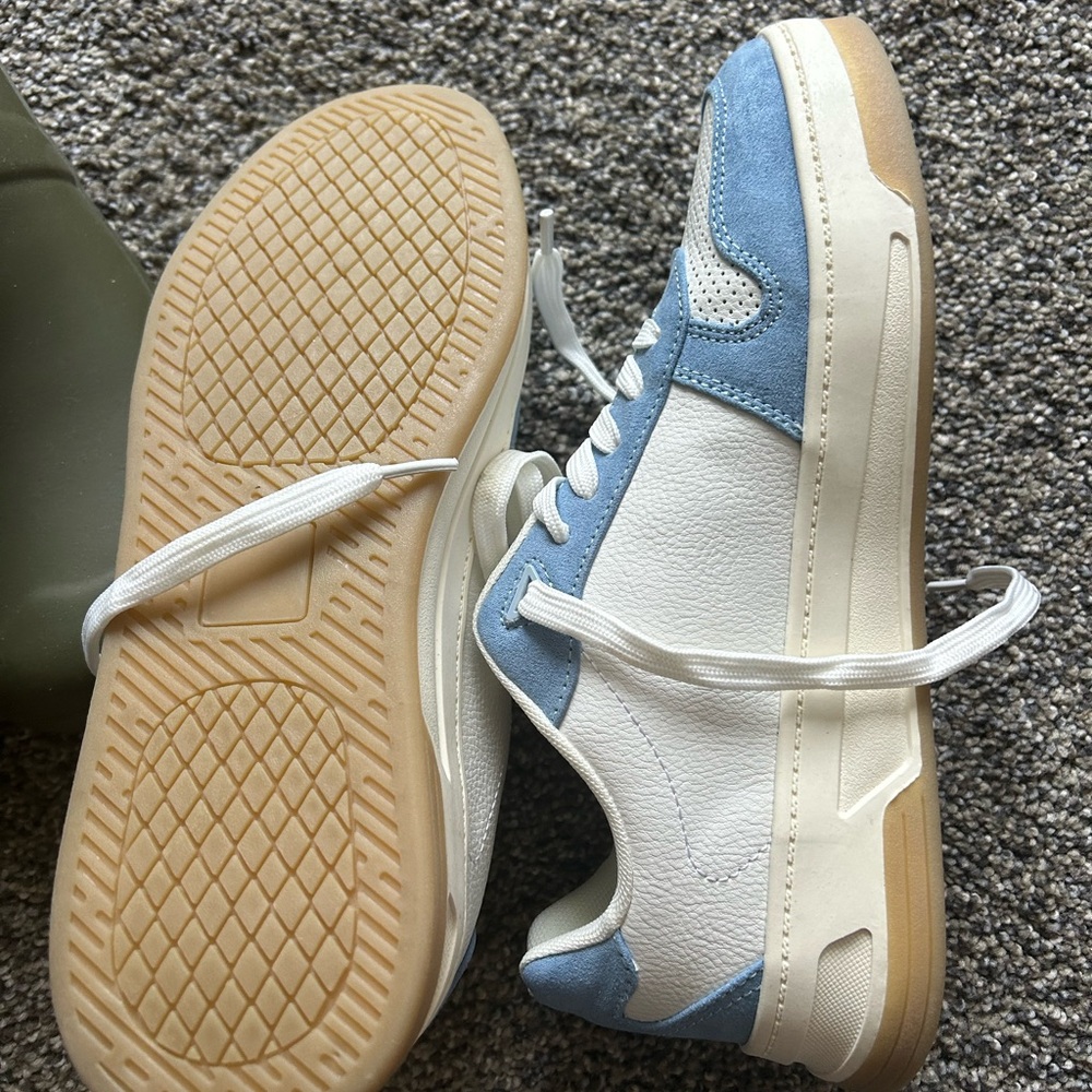 Fabletics Sneakers Womens Size:8 brand new. Never worn.
